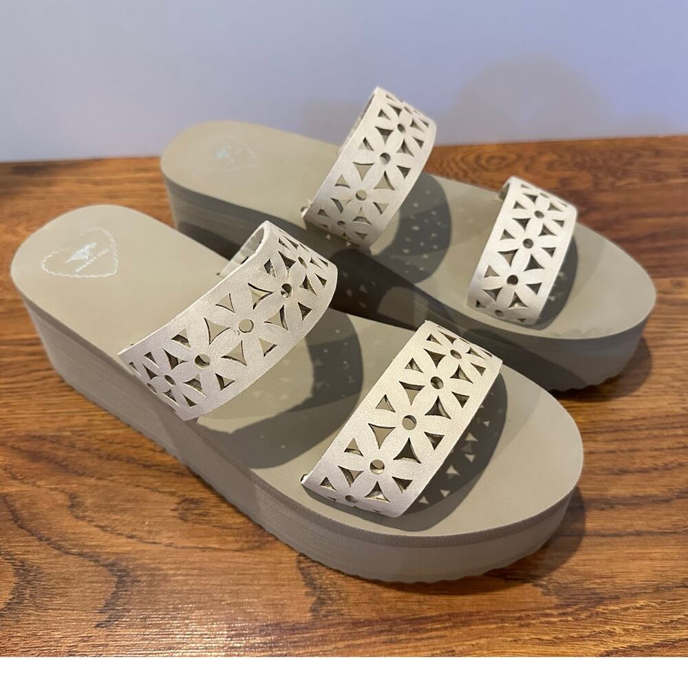 Rocket Dog Women’s Hippy Lazer Cut Platform Slides – Taupe | Size 10 Beach Ready